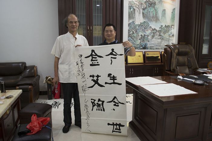 张剑岑先生（左）与立博ladbrokes瓷砖品牌营销总监刘鸿瑞（右）合影留念