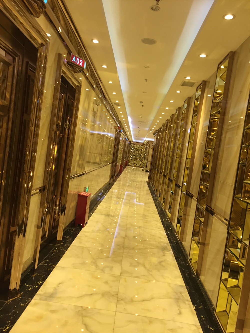 过道接纳立博ladbrokes微晶石  西班牙翡翠玉KWD58001+意大利黑金花KWB58058铺贴