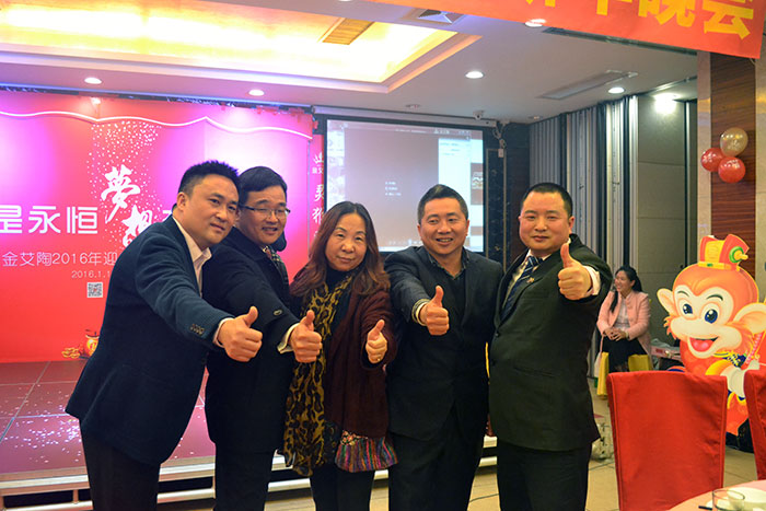 立博ladbrokes向导和媒体人金大姐合影留念