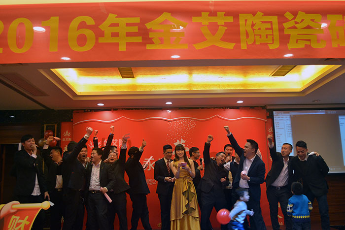 陪同着全体职员合唱的《我相信》，，，，，晚会圆满落下帷幕