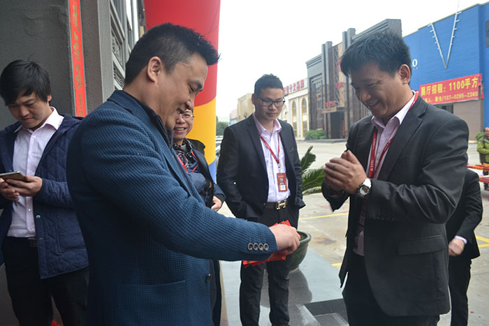 立博ladbrokes瓷砖营销总司理罗胜派利是