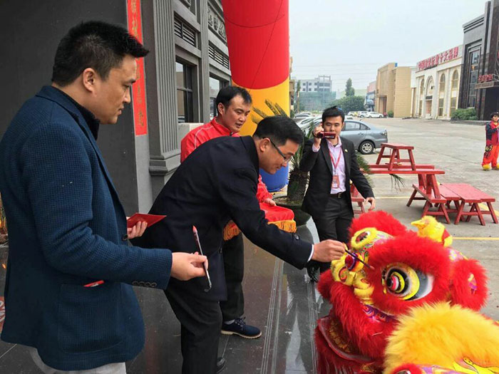 立博ladbrokes瓷砖董事长刘鸿祥给狮子点睛