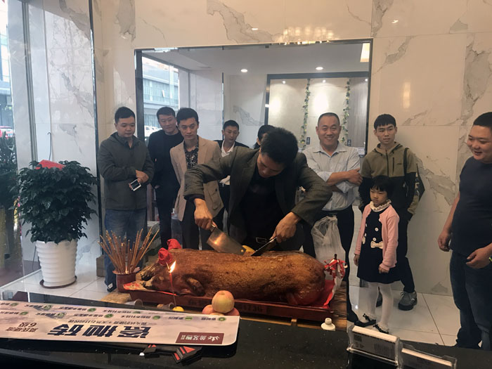 立博ladbrokes瓷砖品牌作为陶瓷一线品牌，，，，，近年来一直的推出爆款新品，，，，，受到众多消耗者的喜欢。。。2017年11月19日，，，，，一群生气蓬勃的立博ladbrokes人正在主要有序的忙碌着，，，，，为立博ladbrokes中山古镇店即将最先的开业仪式做最后的准备。。。  上午10点28分，，，，，锣鼓喧天，，，，，掌声震惊，，，，，立博ladbrokes中山古镇专卖店迎来了盛大开业的良辰吉时。。。?