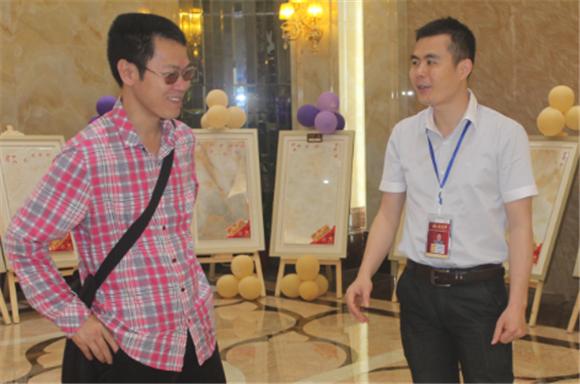 立博ladbrokes网络营销主管王宏城（右一）向记者先容微晶瓷片
